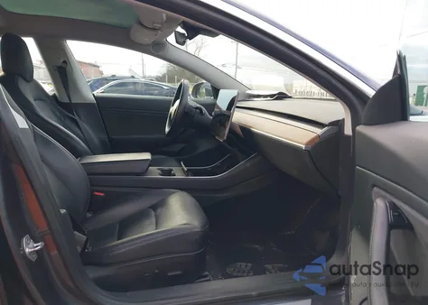 2018 Tesla Model 3 Long Range/Performance z USA, uszkodzony, nr VIN 5YJ3E1EB8JF132506